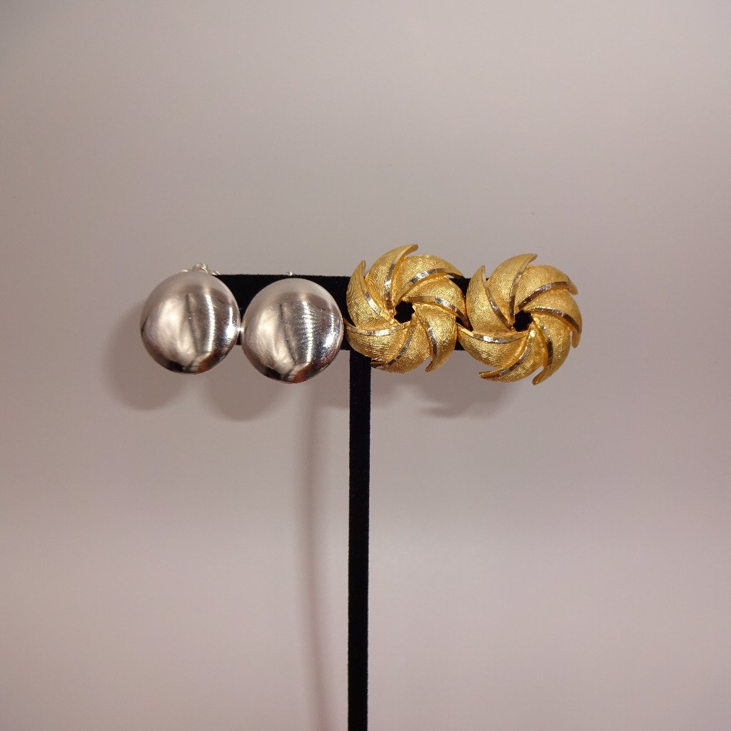2 Pairs Vintage Coro Gold Tone Swirl Round Silver Tone Clip On Earrings Marked 24$